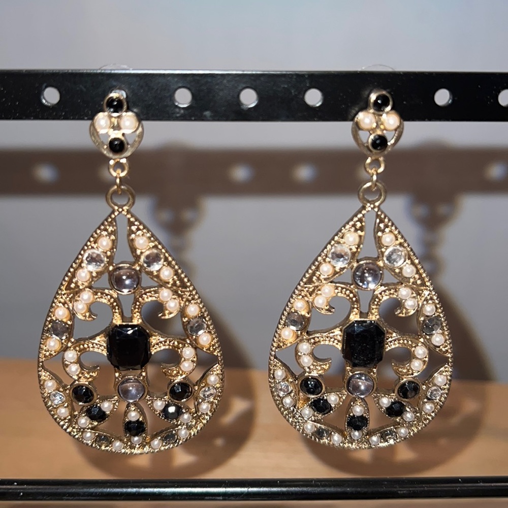 Vintage gold earrings with black/pearl/gray stones on it
